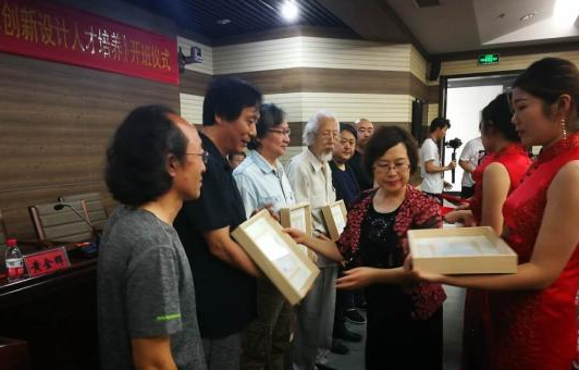 河北师范大学副校长武志英向项目授课专家代表颁发聘书。.png